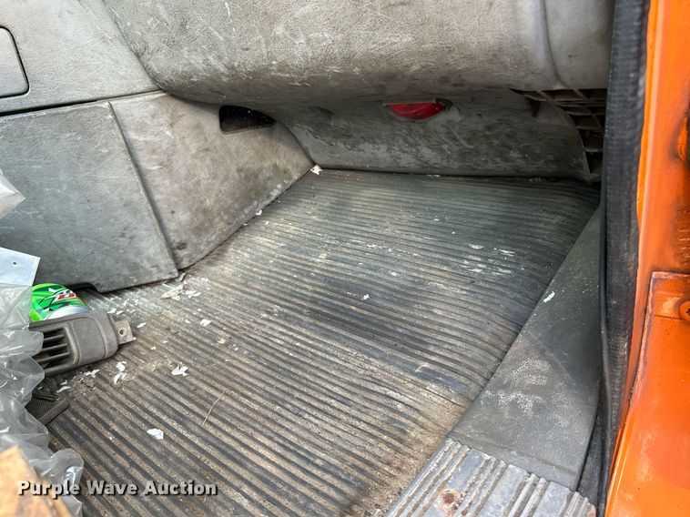 image for item NQ9825 2000 Freightliner Century Class  semi truck