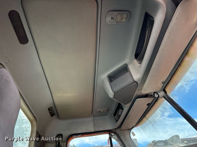 image for item NQ9825 2000 Freightliner Century Class  semi truck