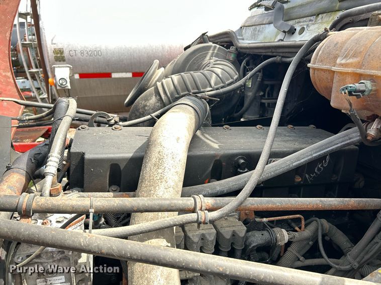 image for item NQ9825 2000 Freightliner Century Class  semi truck