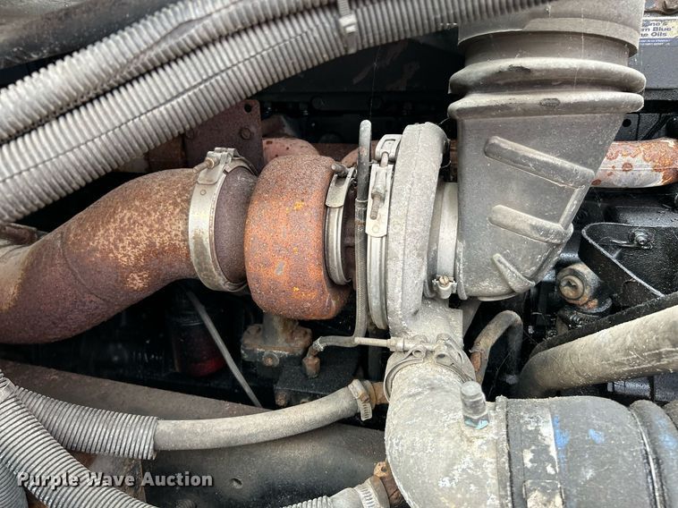 image for item NQ9825 2000 Freightliner Century Class  semi truck