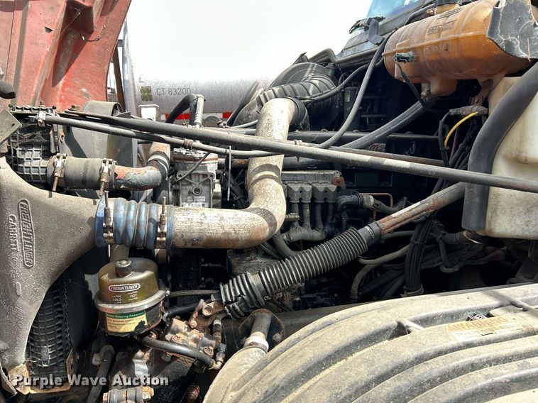 image for item NQ9825 2000 Freightliner Century Class  semi truck