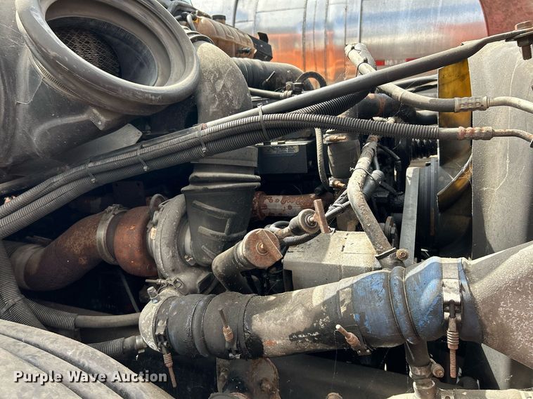 image for item NQ9825 2000 Freightliner Century Class  semi truck