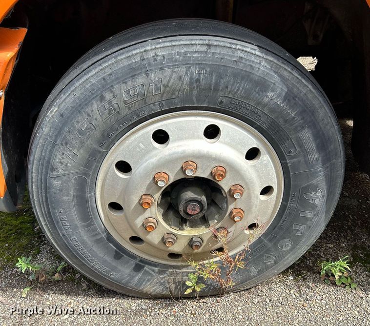 image for item NQ9825 2000 Freightliner Century Class  semi truck