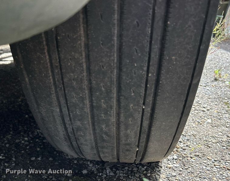 image for item NQ9825 2000 Freightliner Century Class  semi truck