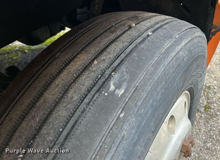 image for item NQ9825 2000 Freightliner Century Class  semi truck