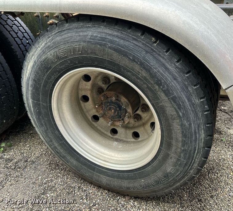 image for item NQ9825 2000 Freightliner Century Class  semi truck