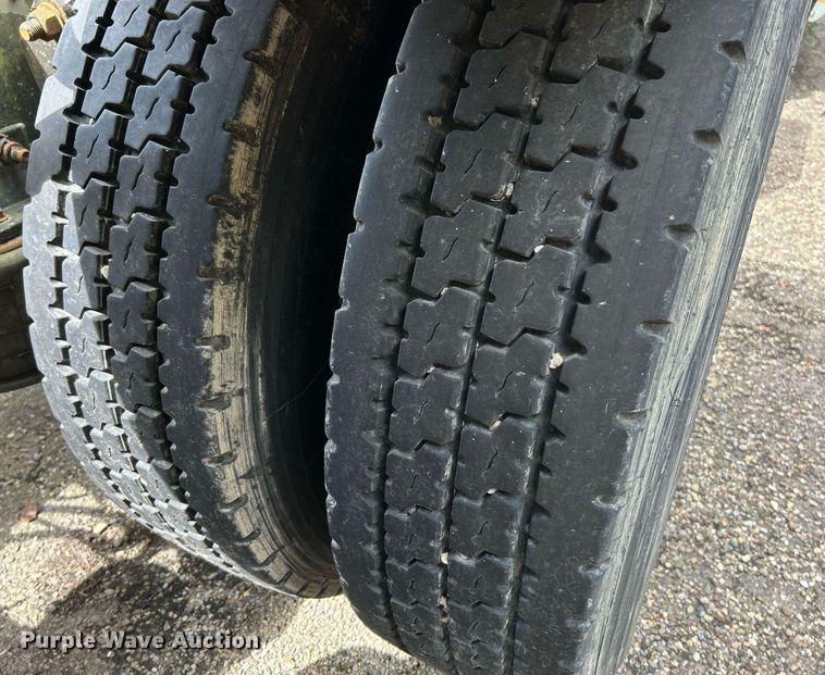 image for item NQ9825 2000 Freightliner Century Class  semi truck