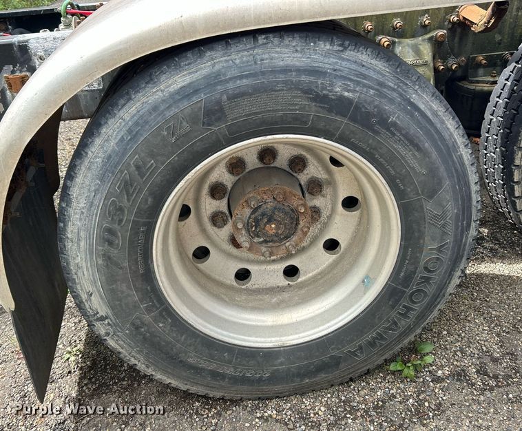 image for item NQ9825 2000 Freightliner Century Class  semi truck