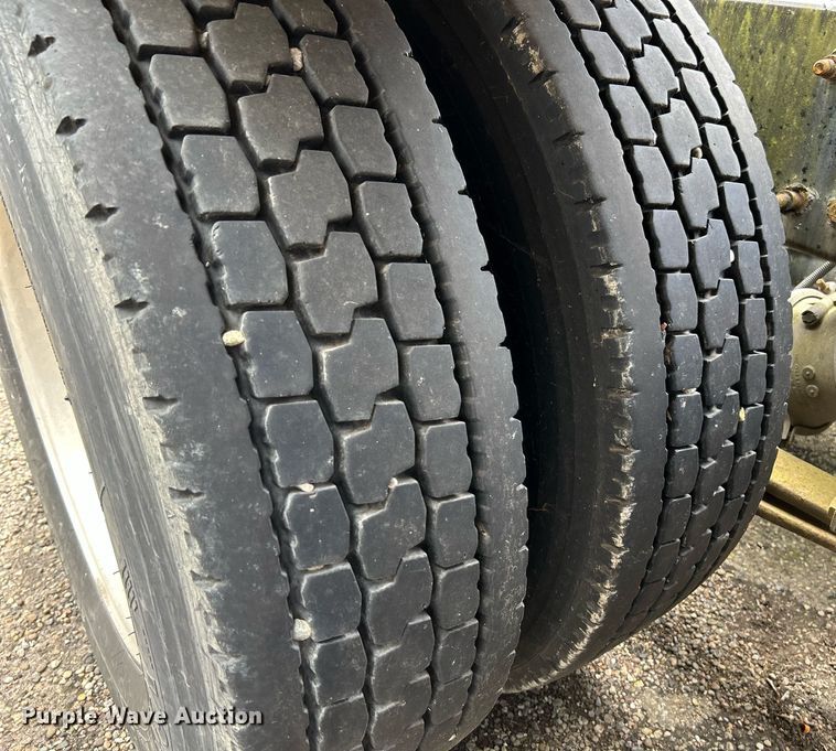 image for item NQ9825 2000 Freightliner Century Class  semi truck