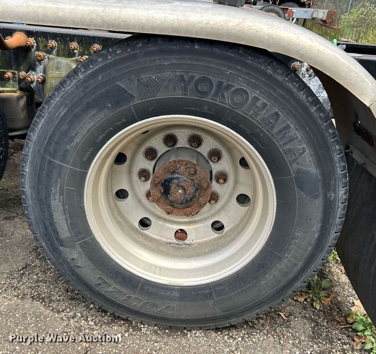 image for item NQ9825 2000 Freightliner Century Class  semi truck