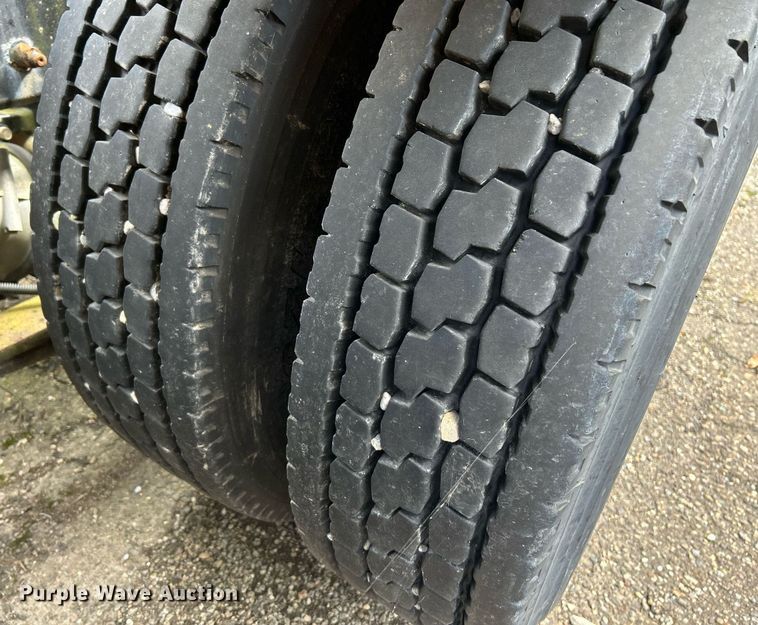 image for item NQ9825 2000 Freightliner Century Class  semi truck