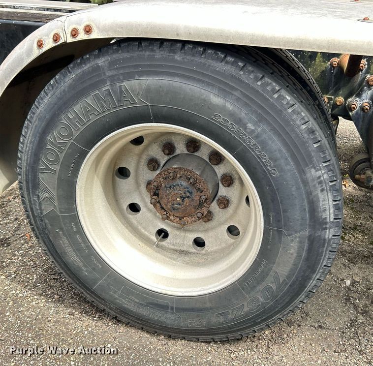 image for item NQ9825 2000 Freightliner Century Class  semi truck