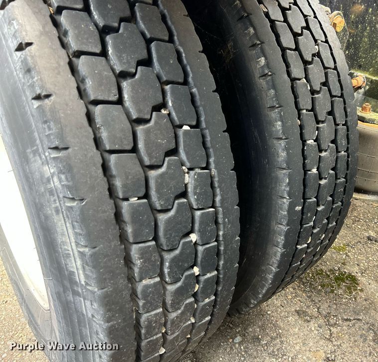 image for item NQ9825 2000 Freightliner Century Class  semi truck