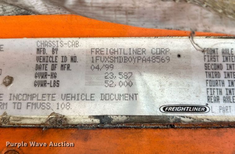 image for item NQ9825 2000 Freightliner Century Class  semi truck