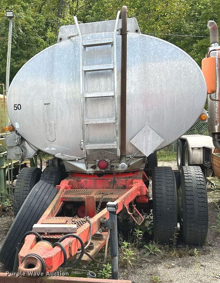 image for item NQ9826 1983 Clough  tank trailer
