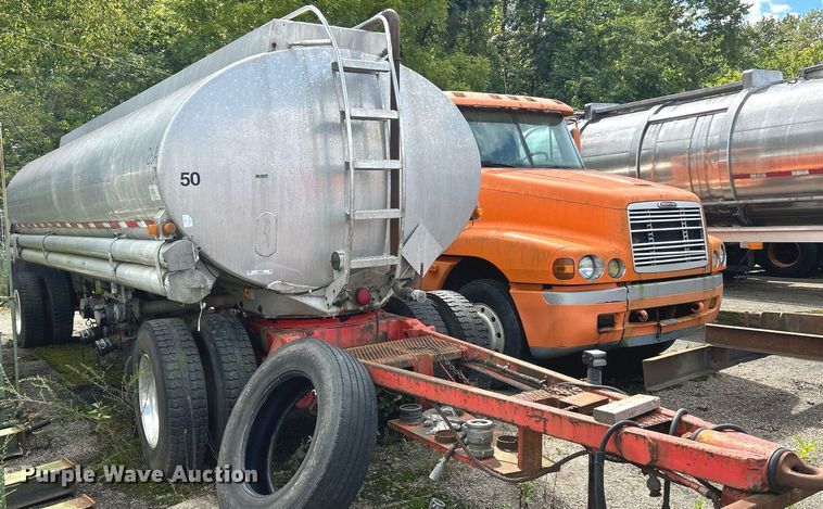 image for item NQ9826 1983 Clough  tank trailer