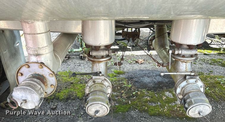 image for item NQ9826 1983 Clough  tank trailer