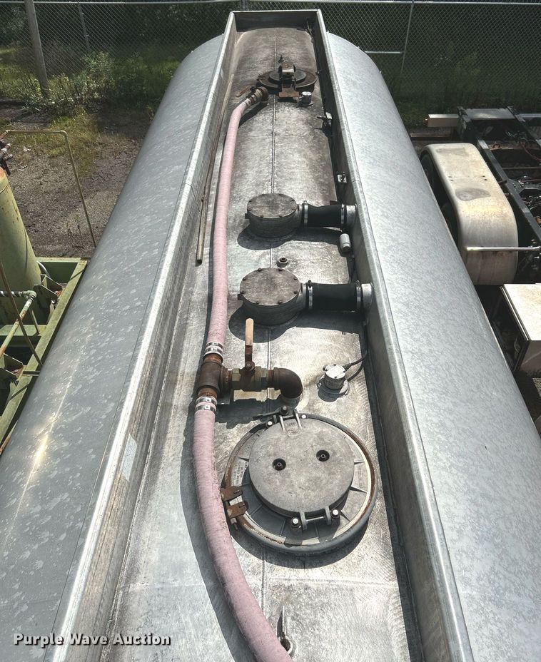 image for item NQ9826 1983 Clough  tank trailer