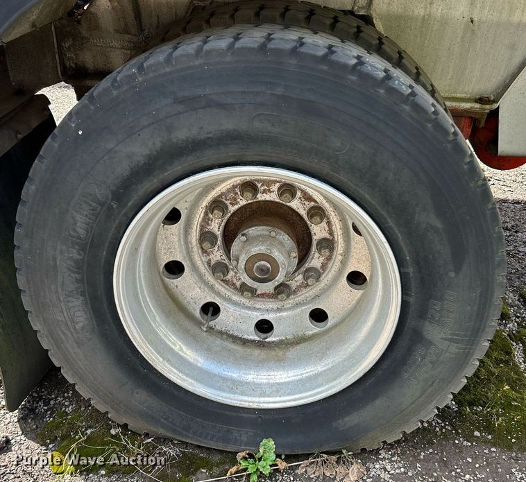 image for item NQ9826 1983 Clough  tank trailer