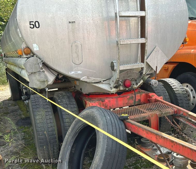 image for item NQ9826 1983 Clough  tank trailer