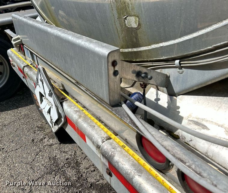 image for item NQ9826 1983 Clough  tank trailer