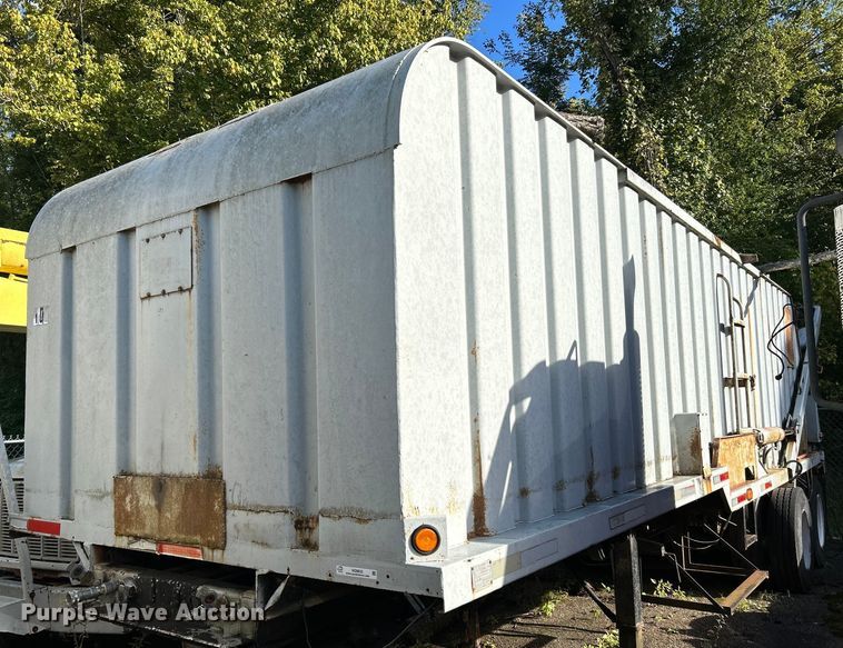 image for item NQ9832 1990 Brown  refuse trailer