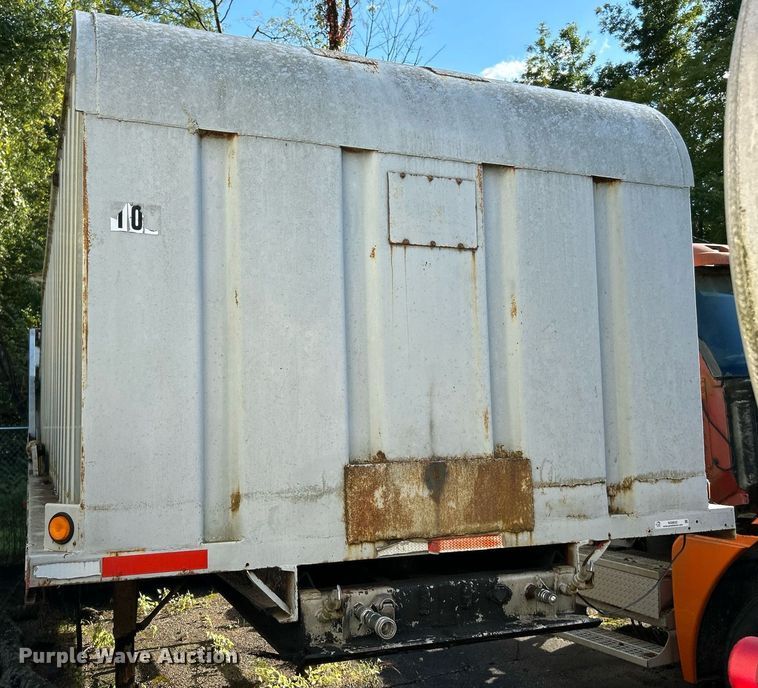 image for item NQ9832 1990 Brown  refuse trailer
