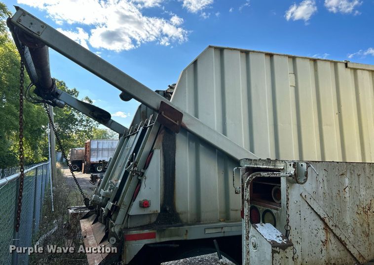 image for item NQ9832 1990 Brown  refuse trailer