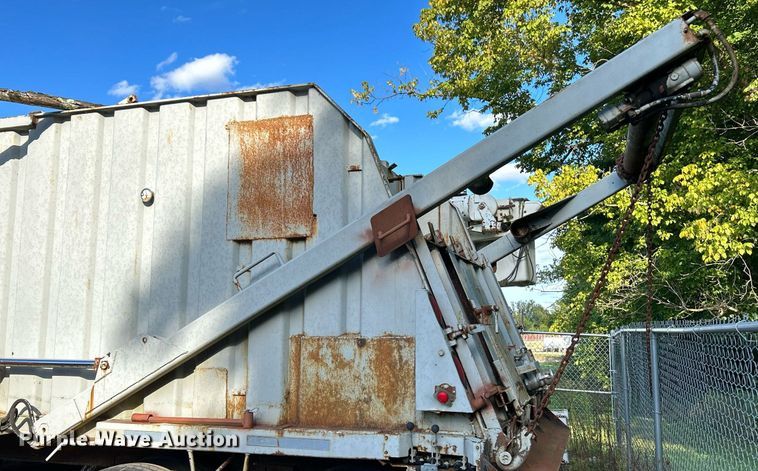 image for item NQ9832 1990 Brown  refuse trailer