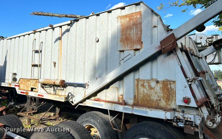 image for item NQ9832 1990 Brown  refuse trailer