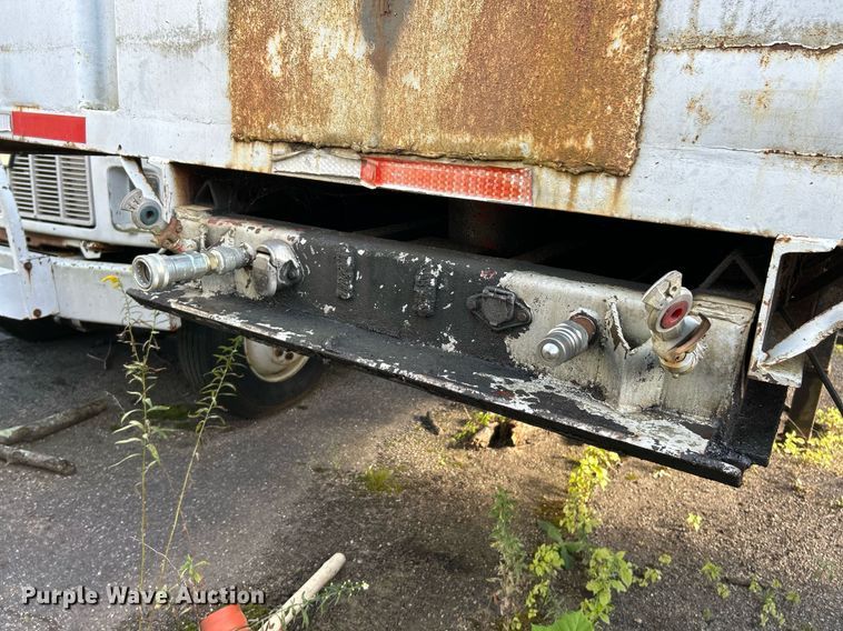 image for item NQ9832 1990 Brown  refuse trailer