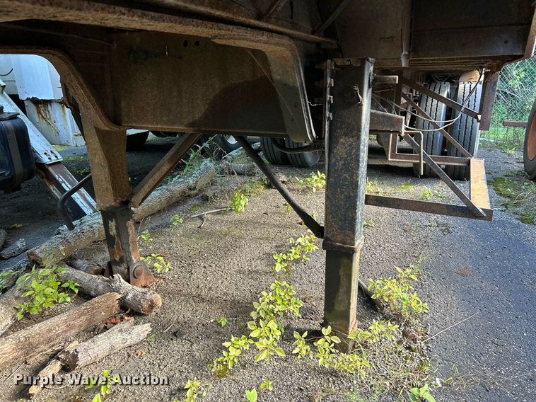 image for item NQ9832 1990 Brown  refuse trailer