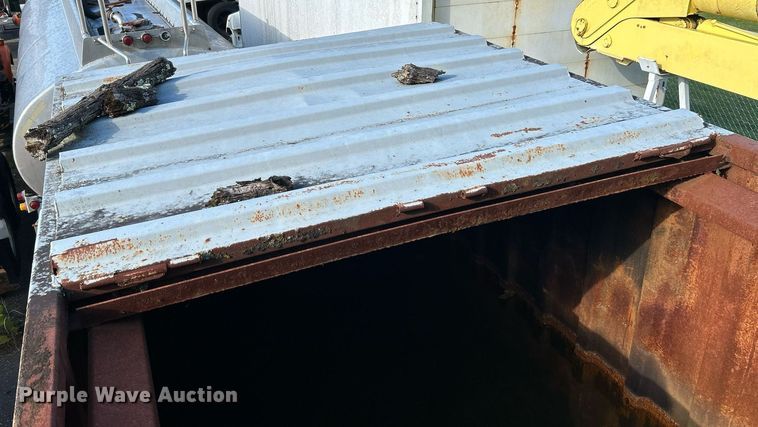 image for item NQ9832 1990 Brown  refuse trailer