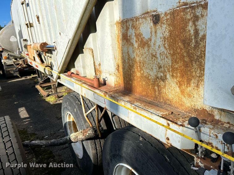image for item NQ9832 1990 Brown  refuse trailer