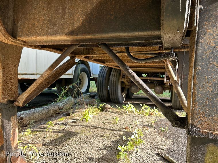image for item NQ9832 1990 Brown  refuse trailer