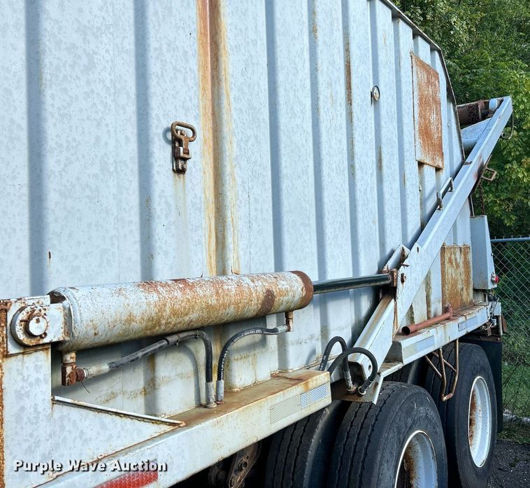 image for item NQ9832 1990 Brown  refuse trailer