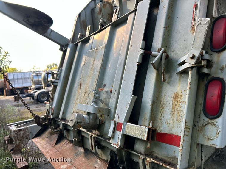 image for item NQ9832 1990 Brown  refuse trailer
