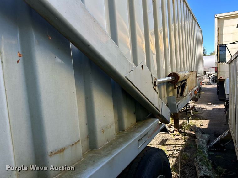 image for item NQ9832 1990 Brown  refuse trailer