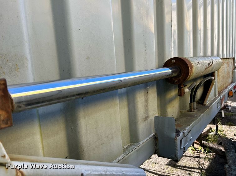 image for item NQ9832 1990 Brown  refuse trailer