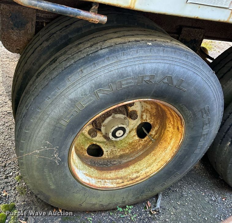 image for item NQ9832 1990 Brown  refuse trailer
