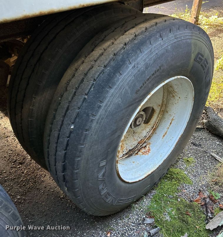 image for item NQ9832 1990 Brown  refuse trailer