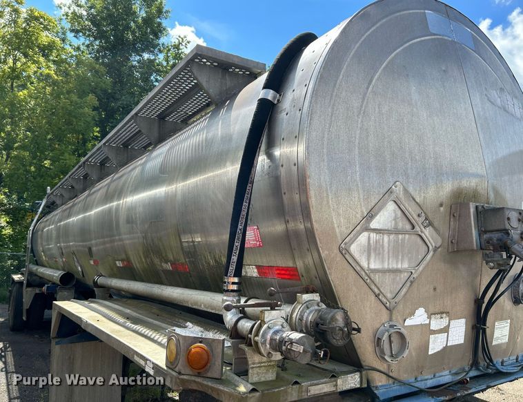 image for item NQ9834 1978 Heil  tank trailer