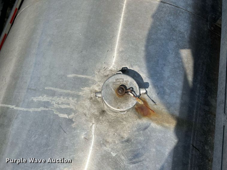 image for item NQ9834 1978 Heil  tank trailer