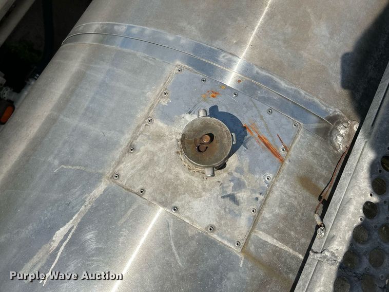 image for item NQ9834 1978 Heil  tank trailer