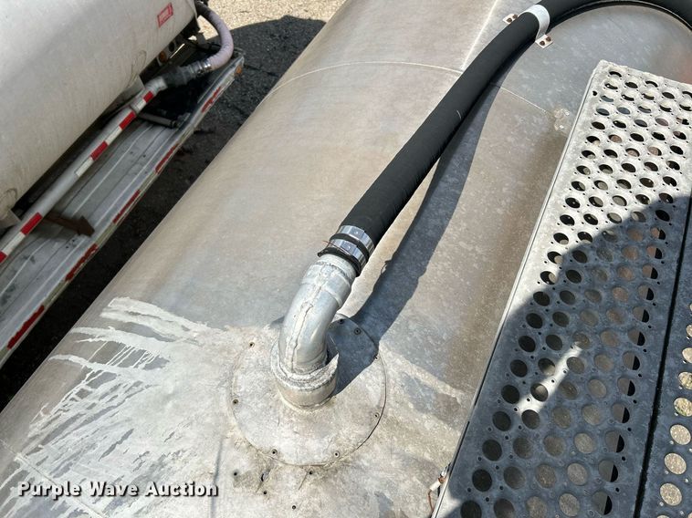 image for item NQ9834 1978 Heil  tank trailer