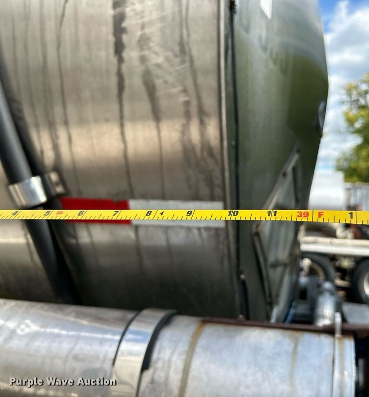 image for item NQ9834 1978 Heil  tank trailer