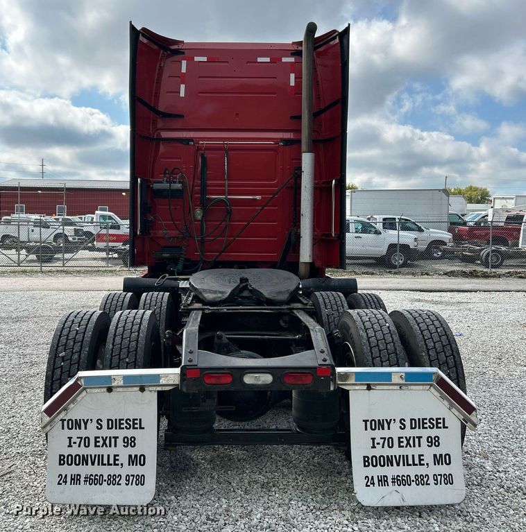 image for item NQ9863 2015 Volvo VNL  semi truck