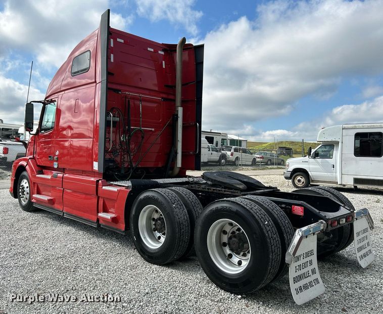 image for item NQ9863 2015 Volvo VNL  semi truck