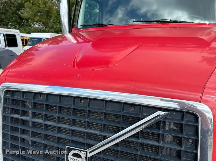 image for item NQ9863 2015 Volvo VNL  semi truck