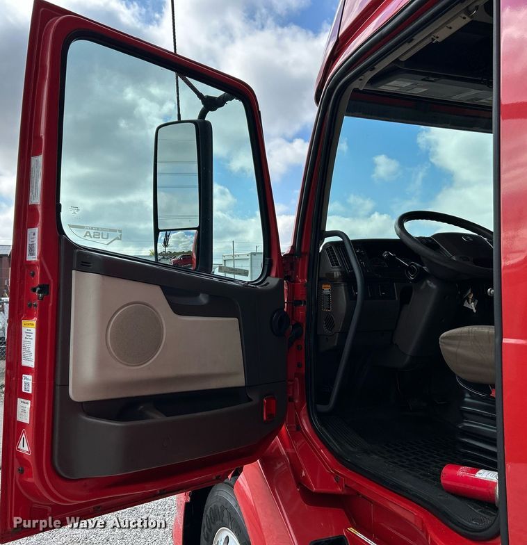 image for item NQ9863 2015 Volvo VNL  semi truck